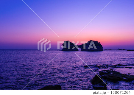 南紀白浜 円月島のマジックアワー 南紀白浜 円月島のマジックアワー 138071264