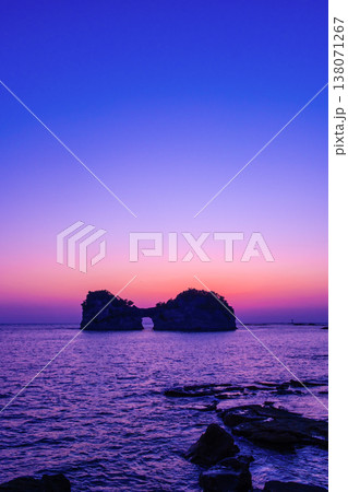 南紀白浜 円月島のマジックアワー 138071267