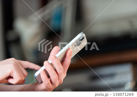 スマホを操作する女性 138071269