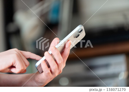 スマホを操作する女性 スマホを操作する女性 138071270