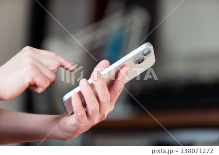 スマホを操作する女性 スマホを操作する女性 138071272