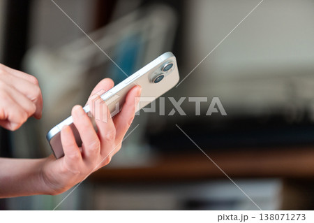 スマホを操作する女性 138071273