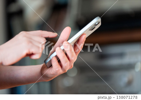 スマホを操作する女性 スマホを操作する女性 138071278