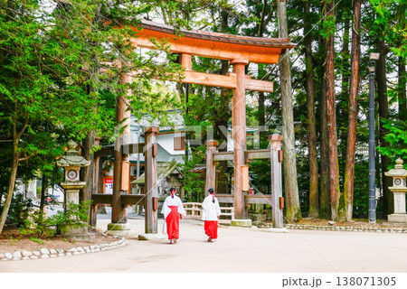 穂高神社鳥居と巫女さん 穂高神社鳥居と巫女さん 138071305
