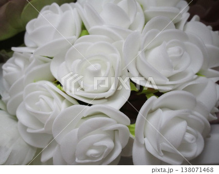 白いバラの造花 白いバラの造花 138071468