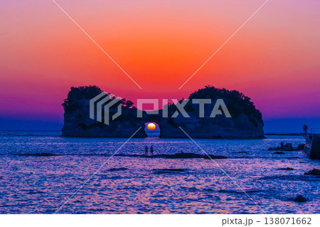 南紀白浜の円月島に沈む夕陽 南紀白浜の円月島に沈む夕陽 138071662