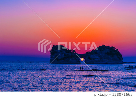 南紀白浜の円月島に沈む夕陽 138071663