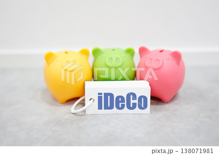 iDeCoと貯蓄を表す3つの豚の貯金箱イメージ。 iDeCoと貯蓄を表す3つの豚の貯金箱イメージ。 138071981