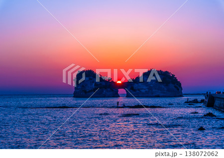 南紀白浜の円月島に沈む夕陽 南紀白浜の円月島に沈む夕陽 138072062