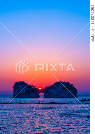 南紀白浜の円月島に沈む夕陽 138072063