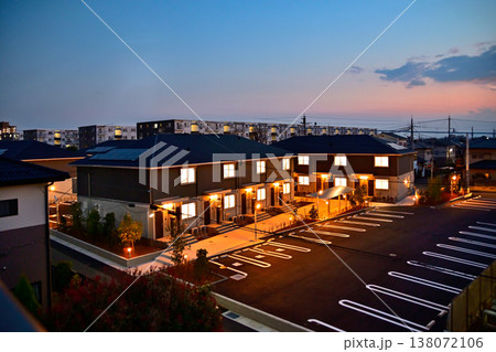 屋上から見る夕暮れの空と街の明かり 138072106