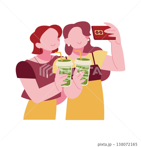 抹茶ドリンクを手に写真を撮る女性達 カフェ巡り 抹茶スイーツ 138072165