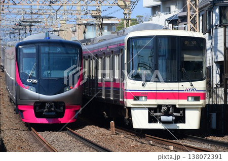 離合する京王5000系5735Fと8000系8733F 離合する京王5000系5735Fと8000系8733F 138072391