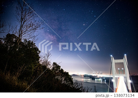 鷲羽山、星降る夜に浮かび上がる瀬戸の巨塔 鷲羽山、星降る夜に浮かび上がる瀬戸の巨塔 138073134