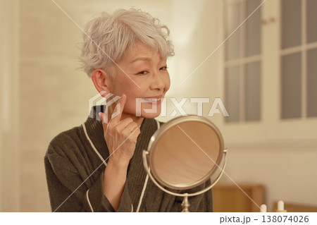 シニア女性 夜のフェイシャルケア シニア女性 夜のフェイシャルケア 138074026