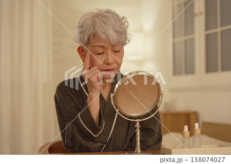 夜に肌トラブルに悩むシニア女性 138074027