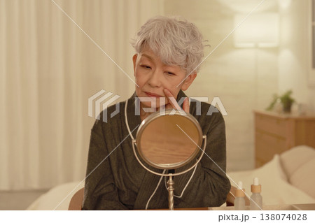 夜に肌トラブルに悩むシニア女性 138074028