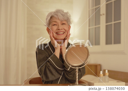 シニア女性　夜のフェイシャルケア　ポートレート 138074030