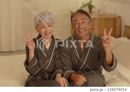 シニアの夫婦 ピースサイン 夜のベッドルーム シニアの夫婦 ピースサイン 夜のベッドルーム 138074054