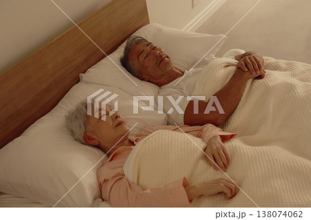 シニア夫婦　睡眠　自宅の寝室 138074062