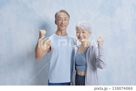 エクササイズするシニアの男性と女性　ガッツポーズ 138074068