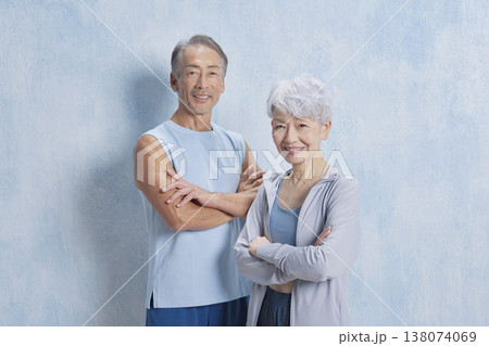 エクササイズするシニアの男性と女性のポートレート カメラ目線 エクササイズするシニアの男性と女性のポートレート カメラ目線 138074069