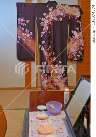 愛媛県内子町の情緒ある和室に飾られた鮮やかな振袖と舞台化粧の準備が整う化粧台 愛媛県内子町の情緒ある和室に飾られた鮮やかな振袖と舞台化粧の準備が整う化粧台 138074574