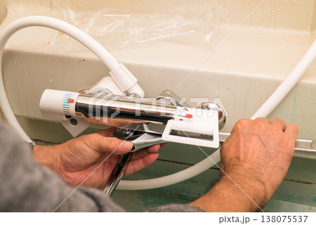 新しい浴室の混合栓をセットするところ 138075537