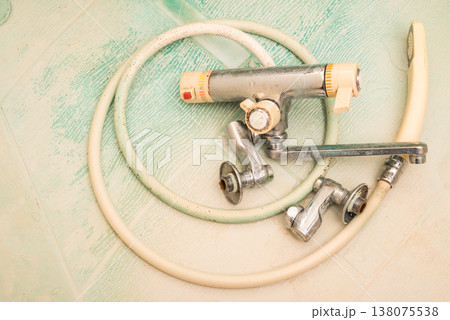 使い古した浴室の混合栓とシャワー 138075538