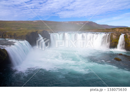 北欧の島国アイスランド共和国北部　スキャルファンダフリョゥト川を流れ落ちるゴーザフォス 138075630