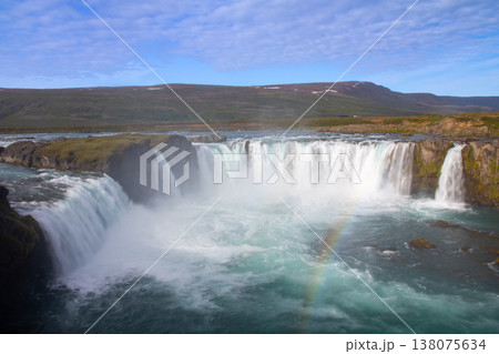 北欧の島国アイスランド共和国北部　スキャルファンダフリョゥト川を流れ落ちるゴーザフォス 138075634