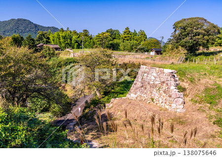 【日本100名城】月山富田城の秋の風景　山中御殿平から見た花ノ壇　島根県安来市 138075646