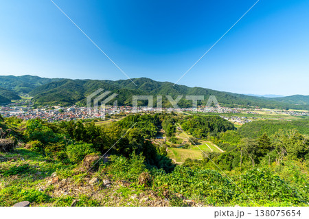 【日本100名城】月山富田城の秋の風景　三の丸下段から見た山中御殿平と広瀬町　島根県安来市 138075654