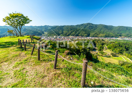 【日本100名城】月山富田城の秋の風景　西袖ヶ平と広瀬町の街並み2　島根県安来市 138075656