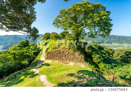 【日本100名城】月山富田城の秋の風景 本丸から見た二の丸と三の丸2 島根県安来市 【日本100名城】月山富田城の秋の風景 本丸から見た二の丸と三の丸2 島根県安来市 138075665