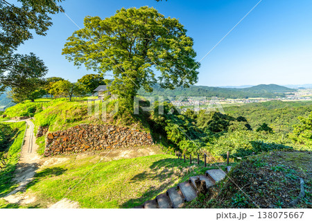 【日本100名城】月山富田城の秋の風景　本丸から見た二の丸と三の丸1　島根県安来市 138075667