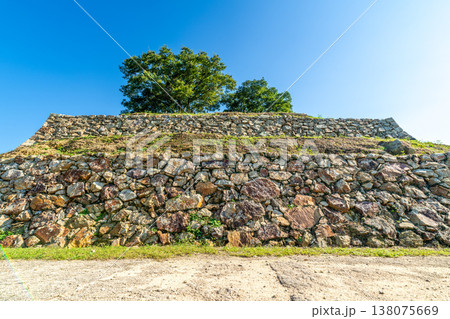 【日本100名城】月山富田城の秋の風景　三の丸石垣　島根県安来市 138075669