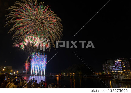 日田川開き観光祭の花火と三隈川の夜景 右にコピースペース 日田川開き観光祭の花火と三隈川の夜景 右にコピースペース 138075693