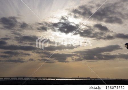 雲の多い夕方 138075882