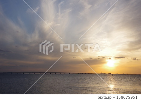 海に沈む夕日 138075951