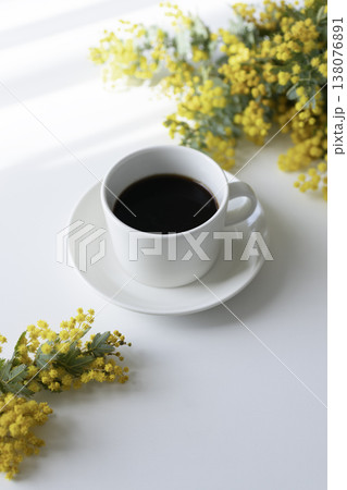 ミモザとコーヒーと光の影が美しい春のテーブルフォト コピースペースあり ミモザとコーヒーと光の影が美しい春のテーブルフォト コピースペースあり 138076891