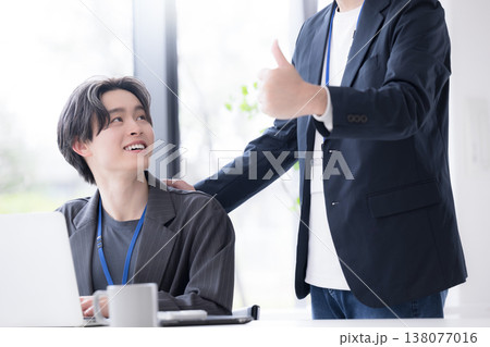 会社の仕事中に上司に励まされる新卒などの新入社員の爽やかなイメージ その調子!仕事頑張ってね 会社の仕事中に上司に励まされる新卒などの新入社員の爽やかなイメージ その調子!仕事頑張ってね 138077016