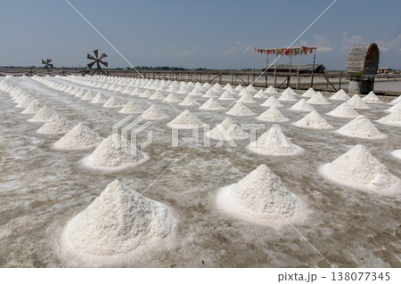 タイ国ペッブリー県で昔ながらの方法での海水から塩を収穫する塩田 138077345