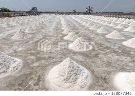 タイ国ペッブリー県で昔ながらの方法での海水から塩を収穫する塩田 138077346