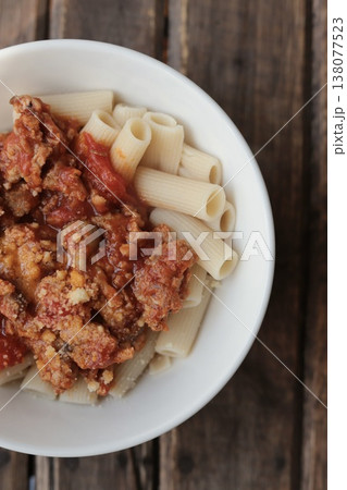 ひき肉たっぷり自家製トマトソースで食べる玄米生パスタ 138077523