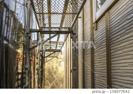 戸建て家屋の外壁修繕工事 劣化した外壁 外張り断熱リフォーム 戸建て家屋の外壁修繕工事 劣化した外壁 外張り断熱リフォーム 138077642