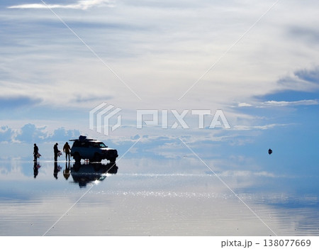 ウユニ塩湖ドライブ 138077669