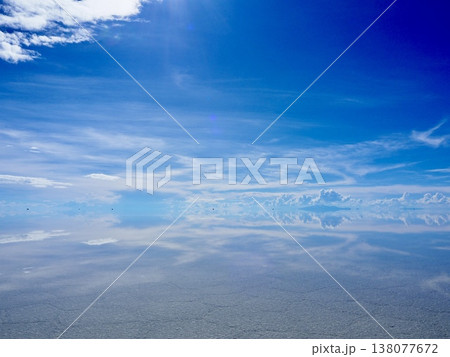 青空のウユニ塩湖 138077672