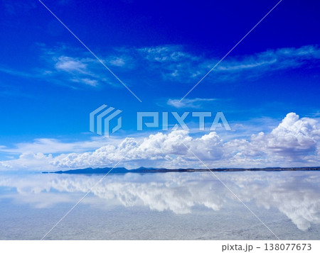 青空のウユニ塩湖 138077673