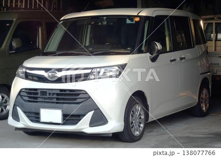 駐車場に停めた車 138077766